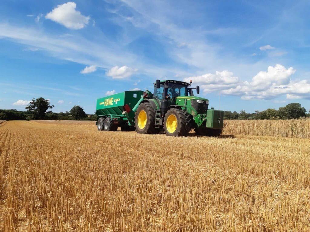 Traktor auf Hof Schlünzen